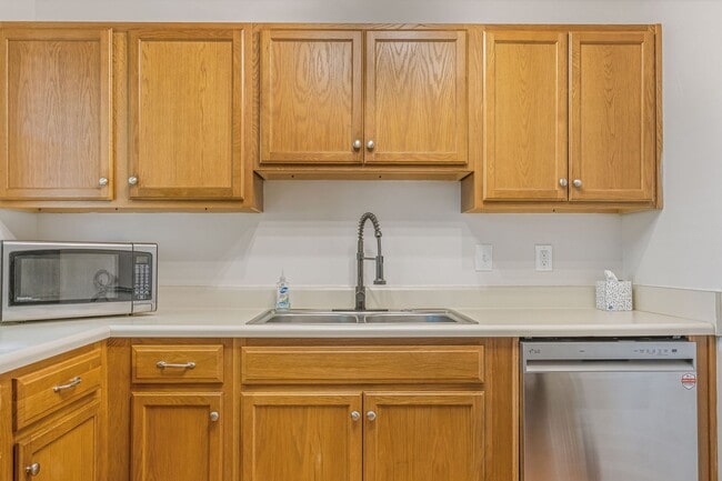 Building Photo - AVAILABLE NOVEMBER 10th. 2 Bed 1 bath FOR ...