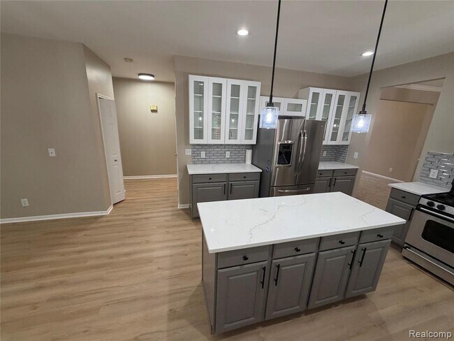 Building Photo - 27424 Rosewood Ct