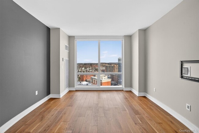 Building Photo - 5 Renaissance Square