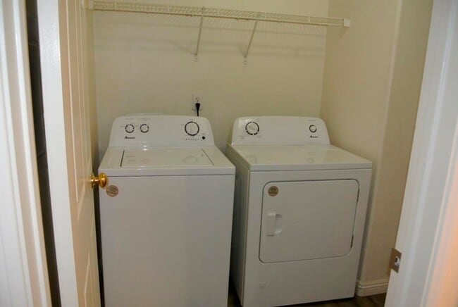 Building Photo - 4Bed/2.5Bath Home in the Brisbane complex~ Brisbane