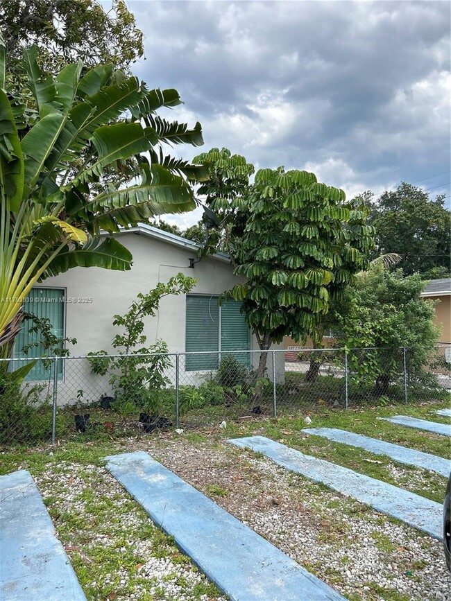 Building Photo - 1121 NW 34th Ave