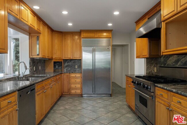 Building Photo - 9149 Hillsboro Dr