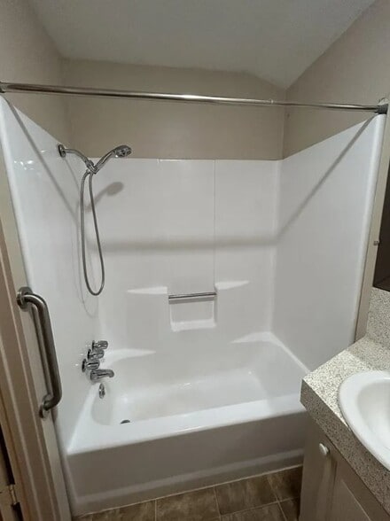 Building Photo - 208 W 1st St