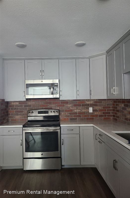 Building Photo - 760 S Brevard Ave