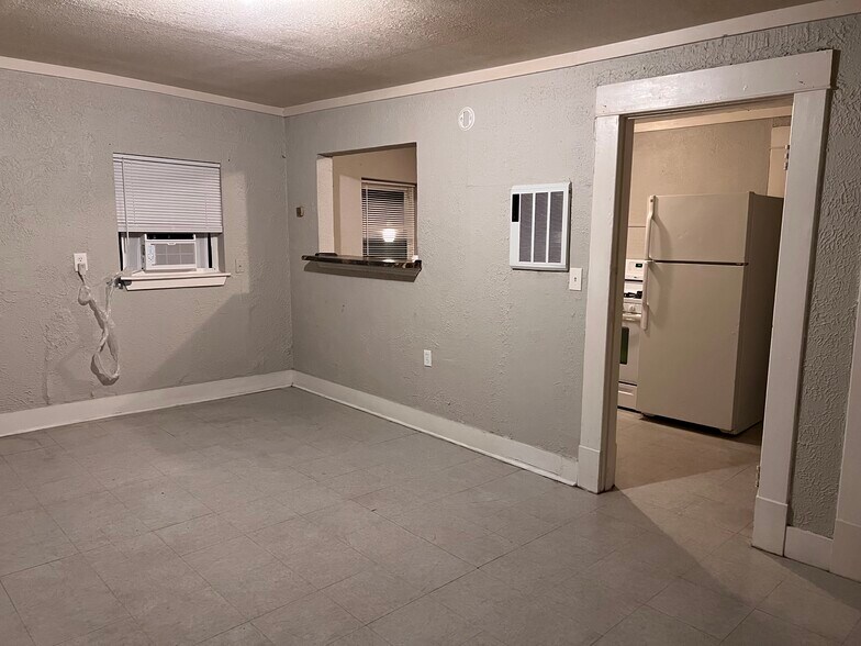 Building Photo - 401 Chautauqua Ave