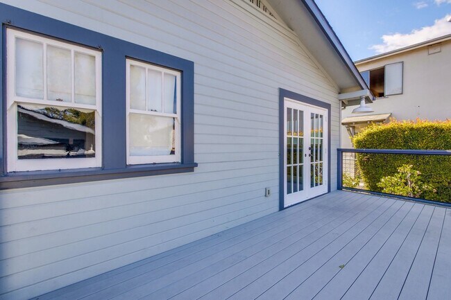 Building Photo - Updated Bungalow located in Downtown Redwood City & 15 miles from SF International Airport