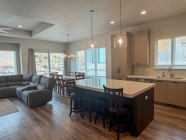 Building Photo - 5979 E Big Horn Pkwy