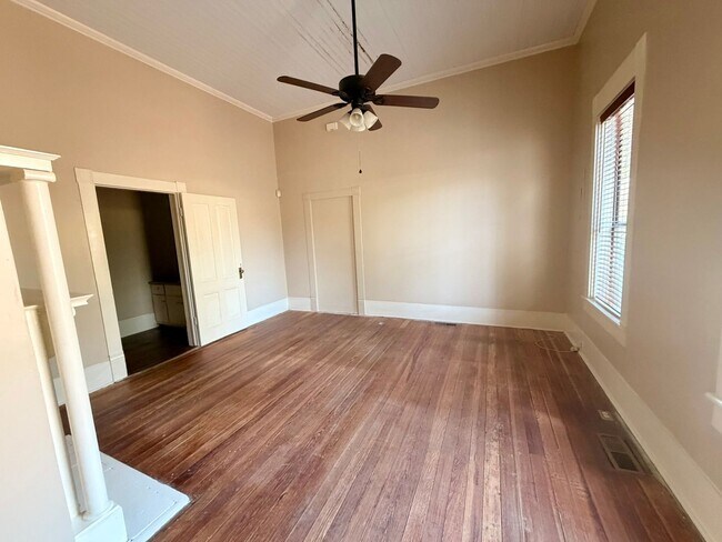 Building Photo - 227 S Zetterower Ave