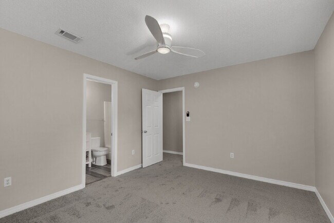 Building Photo - "Charming 2-Bed Townhouse Retreat with 2.5 Baths on Tooke Street!"