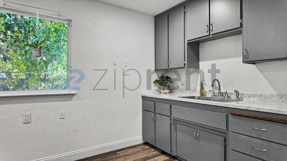 Building Photo - Unit