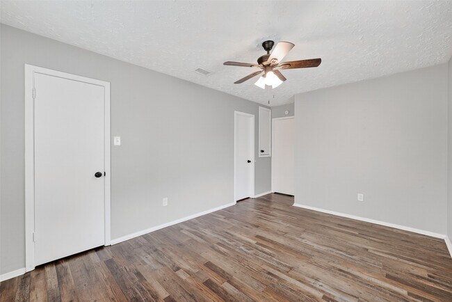 Building Photo - 15806 Pfeiffer Dr