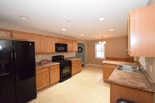 Building Photo - 477 W Spring St