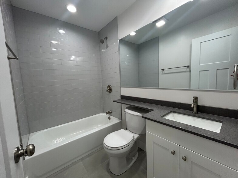 Building Photo - 696 Elm Pl