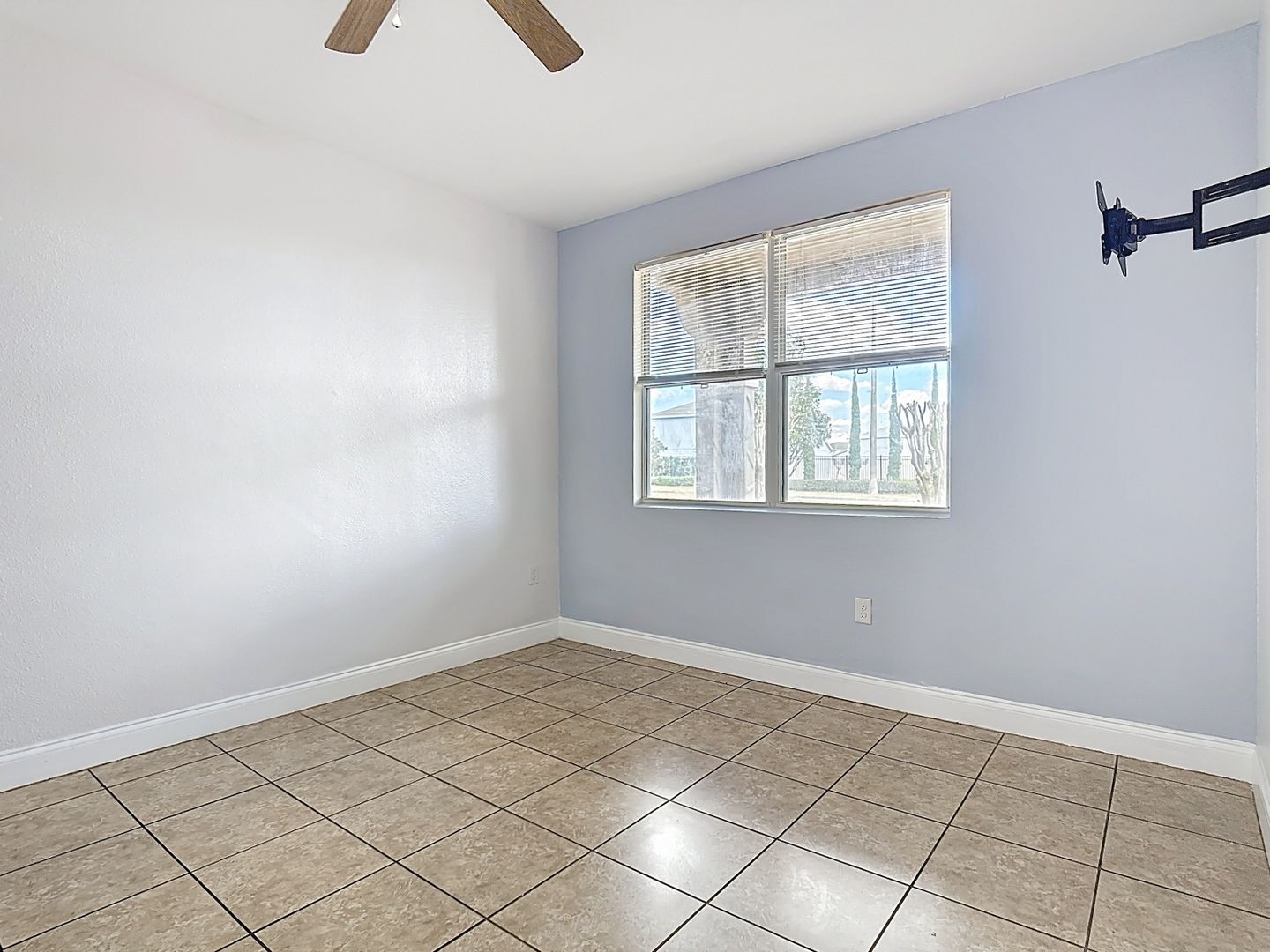 Building Photo - 2380 Bella Vista Dr