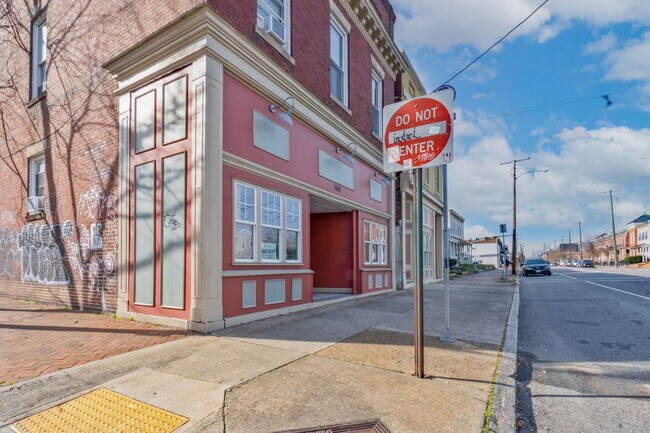 Building Photo - 1601 W Cary St