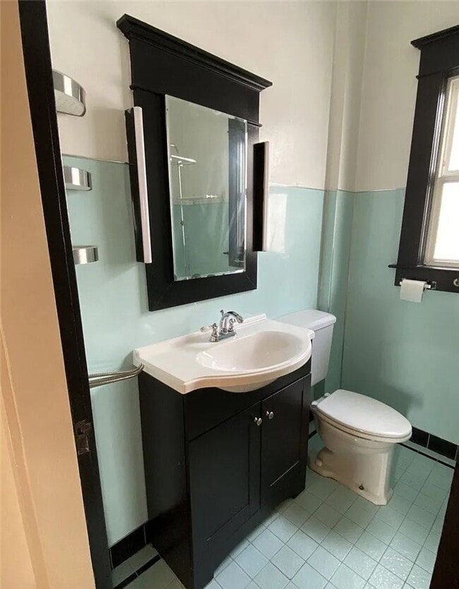 Building Photo - 1017 Taylor Ave N