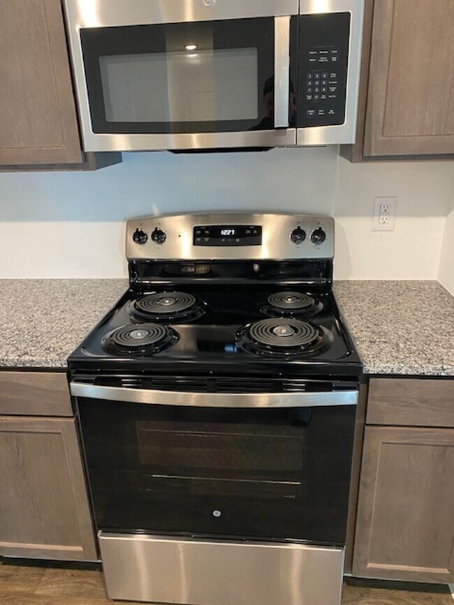 Building Photo - Stunning 3 bedroom, 2 bath home with a del...