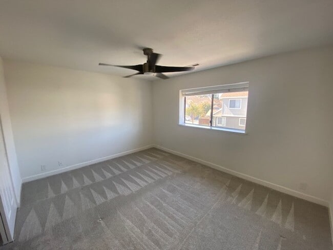 Building Photo - 434 Creekside Ln