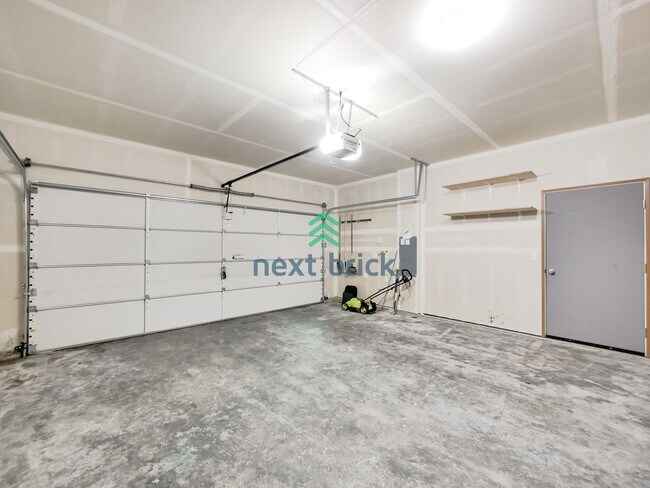 Building Photo - 4 Bed and 2.5 Bath Single-family Home is A...