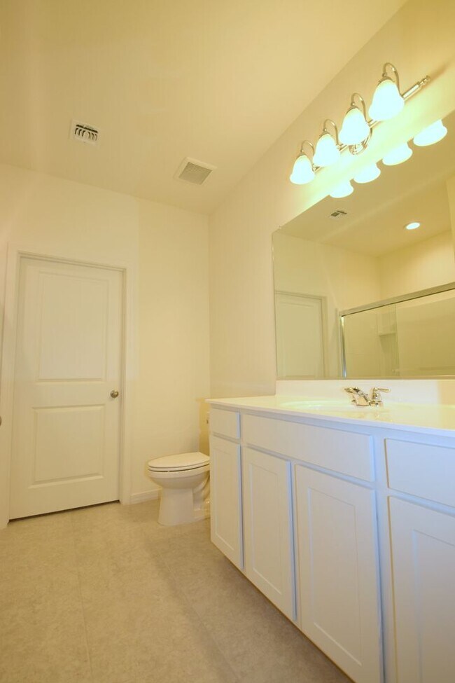 Building Photo - Practically new 4 bed 3 bath home in Mission Royale!