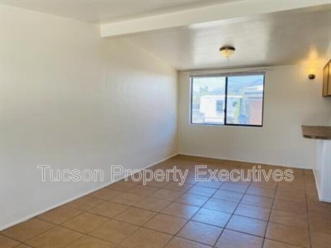 Building Photo - 1654 N Beverly Ave