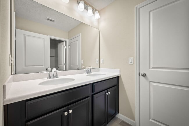 Building Photo - Spacious 4-Bedroom Home with Screened Pati...