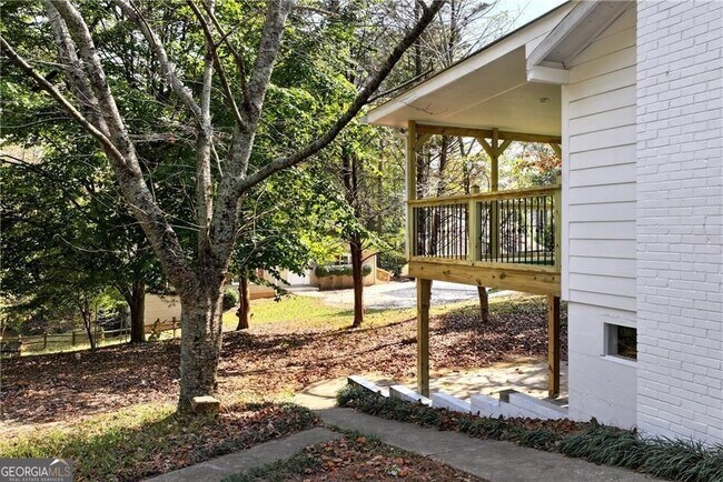 Building Photo - 75 Lake Dr