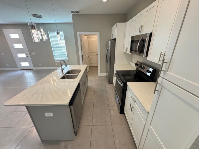 Building Photo - Spacious 4-Bedroom Home in Poinciana – Internet Included & No HOA Approval Required