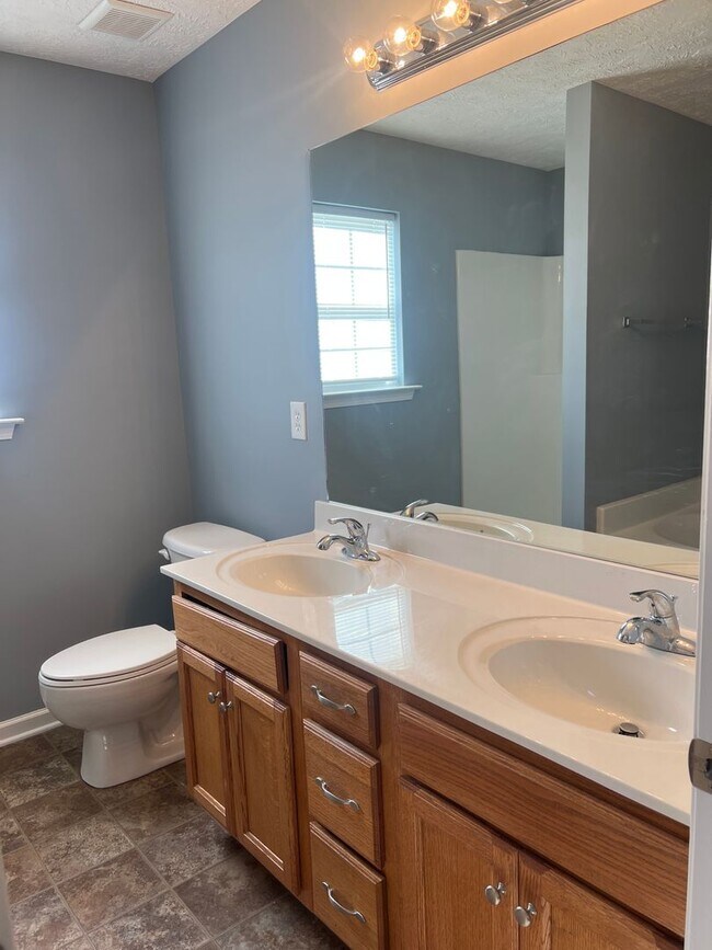 Building Photo - Great location! Close to Everything!