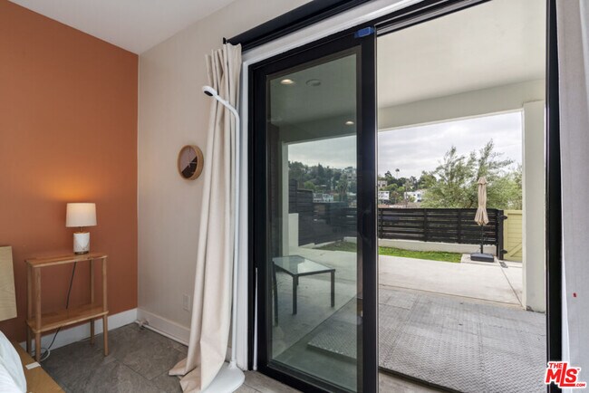 Building Photo - 3923 Fernwood Ave