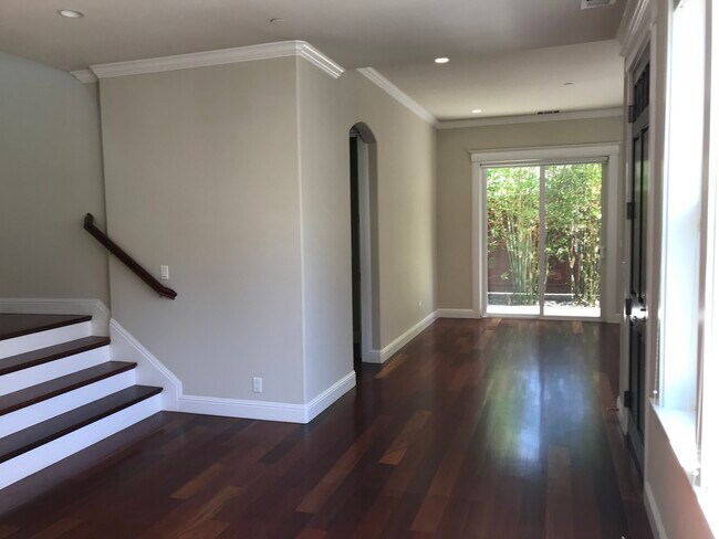Building Photo - 557 Maple Ct