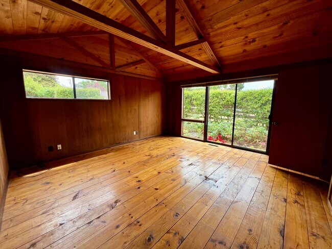 Building Photo - Large 4 bedroom 3 bathroom home in Pacific...