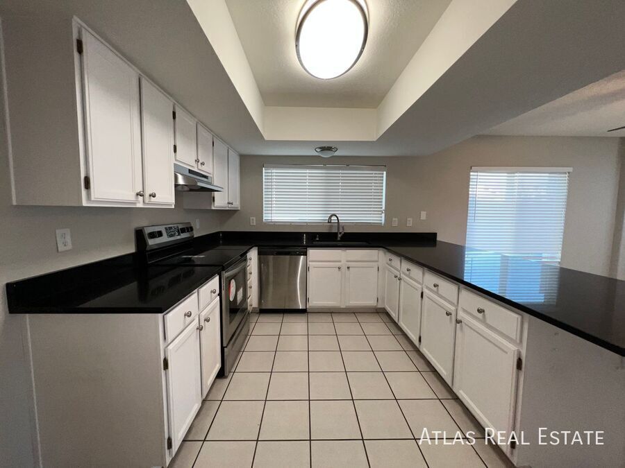 Building Photo - 4145 W Bluefield Ave