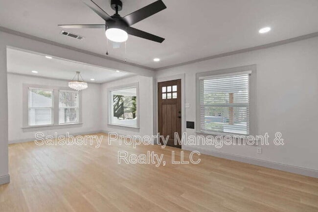 Building Photo - 2105 Tremont Ave