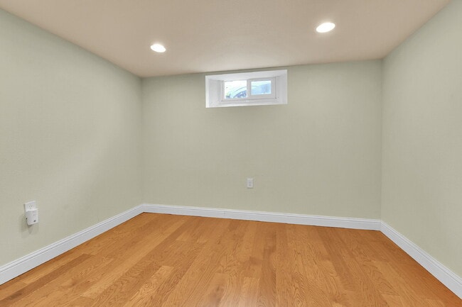 Building Photo - 3 Bedroom 2 Bathroom Home Available August 7th!