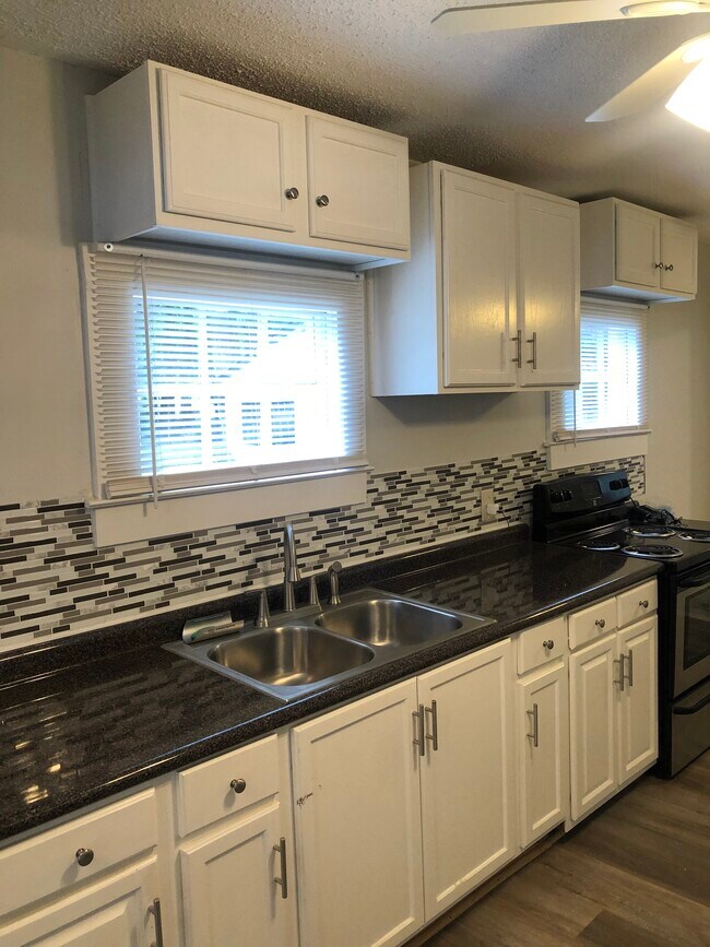 Building Photo - 1725 Columbia College Dr