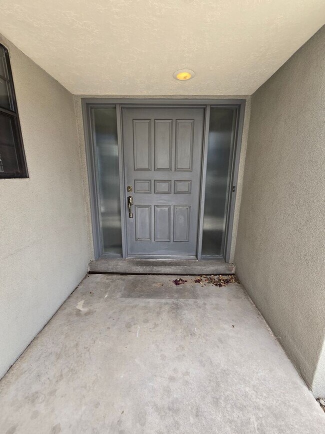Building Photo - 2 bedroom, 2 bath in NE