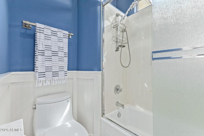 Building Photo - 326 W Loma Ln