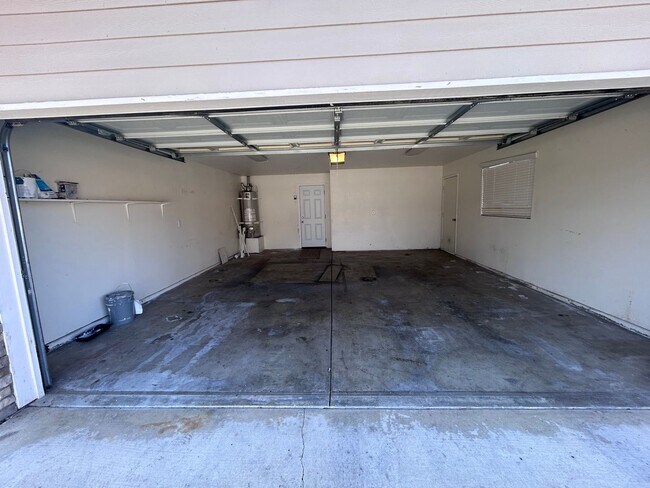 Building Photo - Now Available! 3 Bedroom Home in North West Visalia!