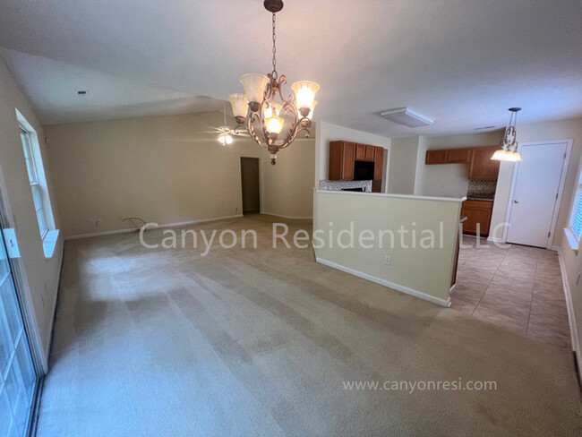 Building Photo - Beautiful 3b Room! Move in ready!