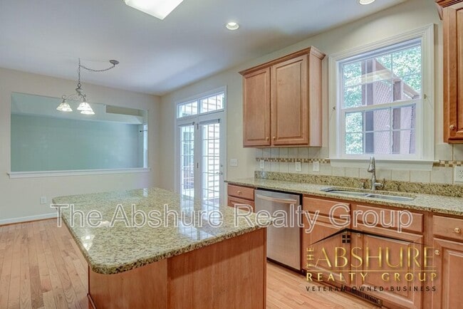 Building Photo - 1410 Fairfax Woods Dr