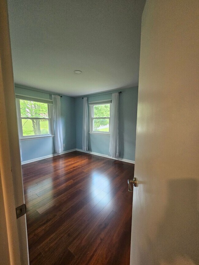 Building Photo - 400 Spring Lea Dr
