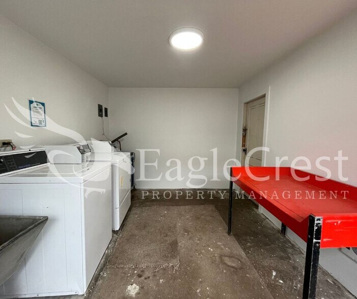 Building Photo - Roseville Lane Apartments