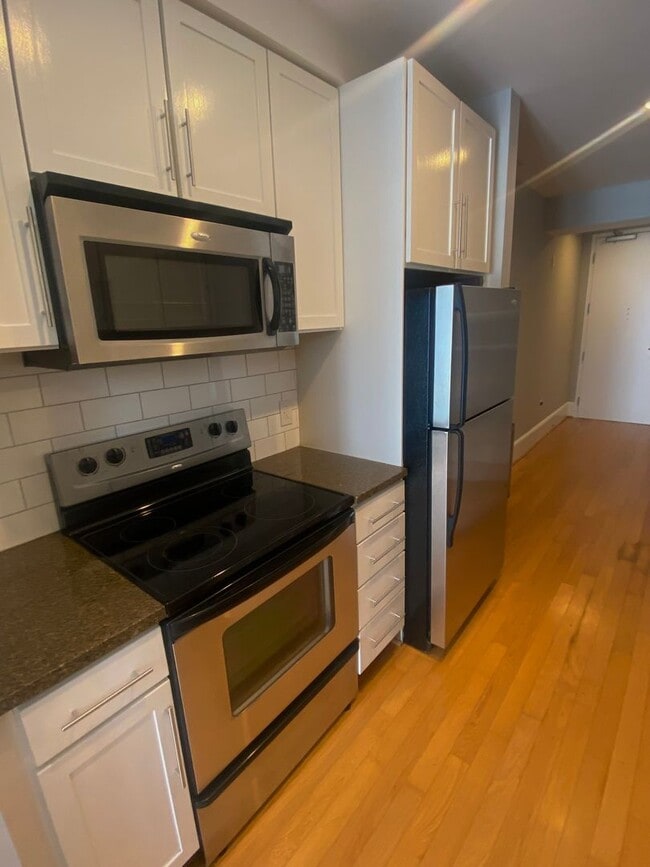 Building Photo - Open And Updated One Bedroom Apartment At ...