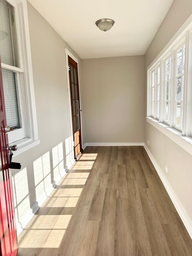 Building Photo - Renovated 3-Bedroom Gem within walking dis...