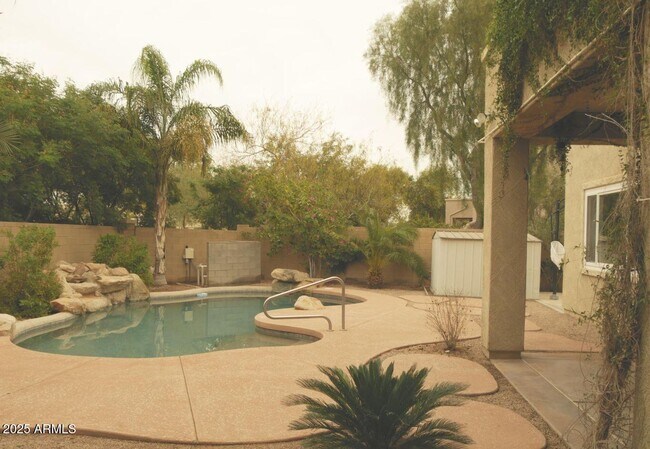 Building Photo - 2520 S Dragoon Dr