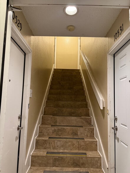 Building Photo - Room in Apartment on Starcrest Dr