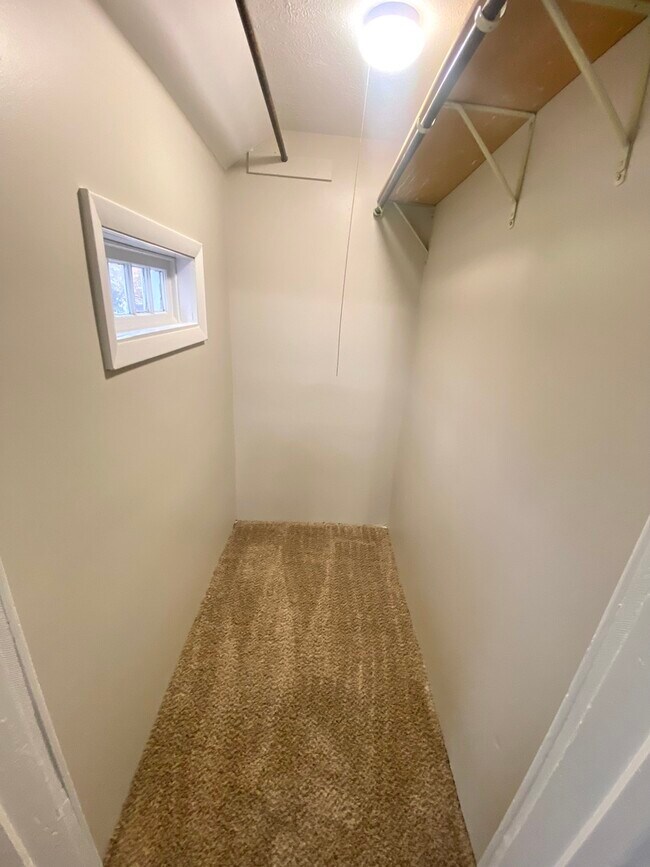 Building Photo - 612 1/2 E Chestnut St