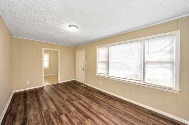 Building Photo - Renovated 4 BR Home- Move In Ready!