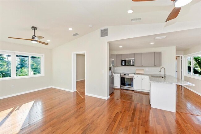 Building Photo - 907 Riviera St